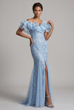 Vestido longo de mãe da noiva com lantejoulas azul claro com ombros descobertos