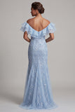Vestido longo de mãe da noiva com lantejoulas azul claro com ombros descobertos