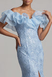 Vestido longo de mãe da noiva com lantejoulas azul claro com ombros descobertos