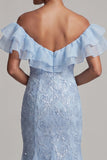 Vestido longo de mãe da noiva com lantejoulas azul claro com ombros descobertos