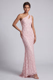 Lantejoulas cor-de-rosa de um ombro cortaram o vestido longo da mãe da noiva