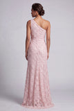 Lantejoulas cor-de-rosa de um ombro cortaram o vestido longo da mãe da noiva