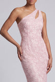 Lantejoulas cor-de-rosa de um ombro cortaram o vestido longo da mãe da noiva