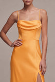 Vestido Maxi de Cetim Amarelo Claro com Alças Fingete Franzidas em Cetim Amarelo Claro com Abertura