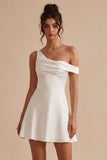 Vestido Branco Pequeno de Um Ombro em Linha A