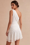 Vestido Branco Ajustado Assimétrico de Renda Franzida de Um Ombro
