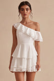 Vestidinho branco de um ombro em chiffon, com folhos e folhos