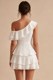 Vestidinho branco de um ombro em chiffon, com folhos e folhos