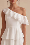 Vestidinho branco de um ombro em chiffon, com folhos e folhos
