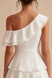 Vestidinho branco de um ombro em chiffon, com folhos e folhos
