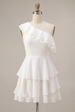 Vestidinho branco de um ombro em chiffon, com folhos e folhos
