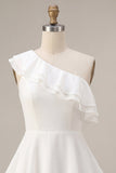 Vestidinho branco de um ombro em chiffon, com folhos e folhos