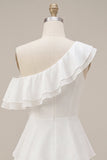 Vestidinho branco de um ombro em chiffon, com folhos e folhos