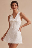 Vestidinho branco decote em V com decote em A e flor 3D