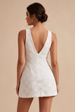 Vestidinho branco decote em V com decote em A e flor 3D
