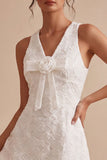 Vestidinho branco decote em V com decote em A e flor 3D