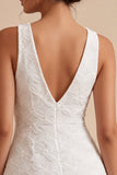 Vestidinho branco decote em V com decote em A e flor 3D