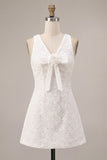 Vestidinho branco decote em V com decote em A e flor 3D