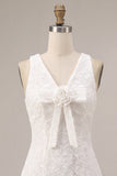 Vestidinho branco decote em V com decote em A e flor 3D