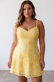 Vestido curto de regresso a casa A-Line amarelo com missangas com alças finas, pérola floral