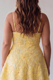 Vestido curto de regresso a casa A-Line amarelo com missangas com alças finas, pérola floral