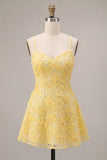 Vestido curto de regresso a casa A-Line amarelo com missangas com alças finas, pérola floral