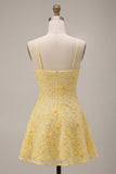 Vestido curto de regresso a casa A-Line amarelo com missangas com alças finas, pérola floral