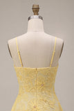 Vestido curto de regresso a casa A-Line amarelo com missangas com alças finas, pérola floral