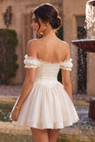 Vestido de regresso ao lar em cetim de cetim em marfim com folhos