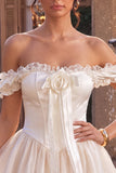 Vestido de regresso ao lar em cetim de cetim em marfim com folhos