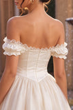 Vestido de regresso ao lar em cetim de cetim em marfim com folhos