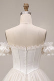 Vestido de regresso ao lar em cetim de cetim em marfim com folhos