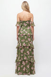 Vestido comprido de dama de honor com flor verde em chiffon, com folhos e linhas verdes, ombros descobertos