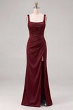 Vestido de dama de honor com decote quadrado e decote franzido em cetim espresso com fenda