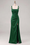 Vestido de dama de honor com decote quadrado e decote franzido em cetim espresso com fenda