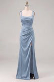 Vestido de dama de honor com decote quadrado e decote franzido em cetim espresso com fenda