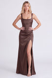 Vestido de dama de honor com decote quadrado e decote franzido em cetim espresso com fenda