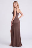 Vestido de dama de honor com decote quadrado e decote franzido em cetim espresso com fenda