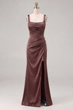 Vestido de dama de honor com decote quadrado e decote franzido em cetim espresso com fenda