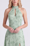Vestido comprido de dama de honor Sálvia, decote halter e chiffon floral, com fenda