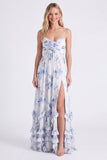 Vestido de dama de honor com alças finas florais em chiffon azul claro com folhos e abertura