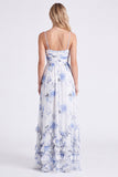 Vestido de dama de honor com alças finas florais em chiffon azul claro com folhos e abertura