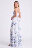 Vestido de dama de honor com alças finas florais em chiffon azul claro com folhos e abertura