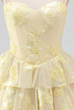 Vestido Curto de Regresso a Casa Daffodil A-Line A-Line com Folhos e Bordados Florais