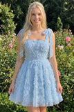 Vestido de regresso a casa azul claro com alças com laços florais com missangas e renda nas costas