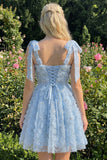 Vestido de regresso a casa azul claro com alças com laços florais com missangas e renda nas costas