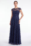 Vestido longo de mãe da noiva com decote redondo azul-marinho A-Line com mangas curtas