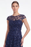 Vestido longo de mãe da noiva com decote redondo azul-marinho A-Line com mangas curtas