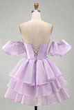 Vestido curto de regresso ao lilás com franzinhos, com folhos e renda no ombro caído