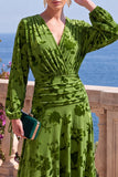 Vestido Midi Floral Midi assimétrico com decote em V em veludo linha A verde e mangas compridas